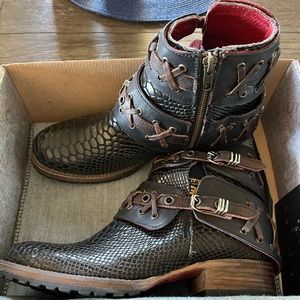 FREEBIRD Boots, black snake Dublin booties